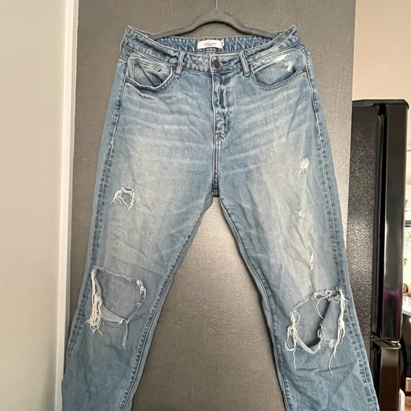 Carly Jean Los Angelas Jeans - Picture 2 of 5